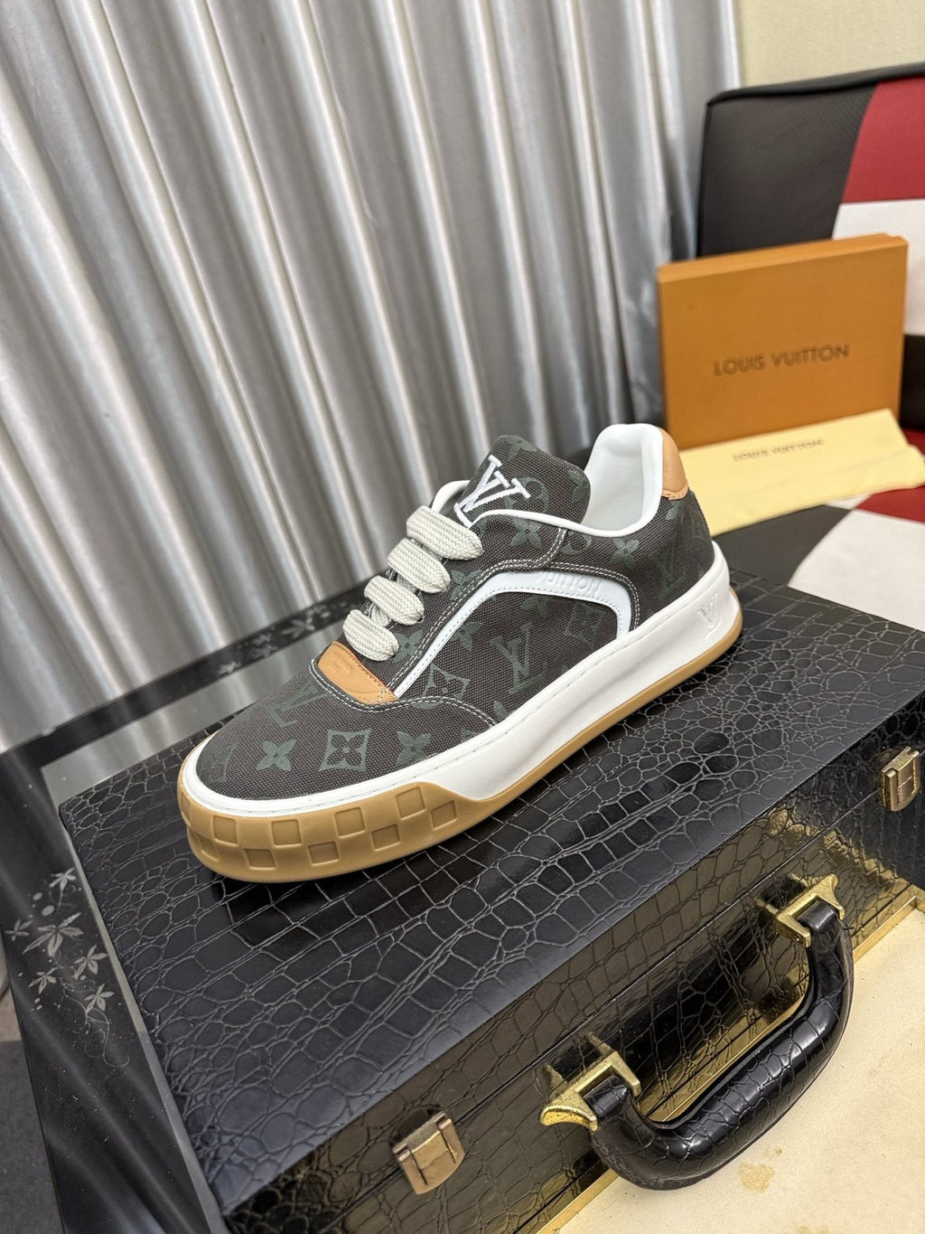 Louis Vuitton Patterned Low-Top Sneakers — front