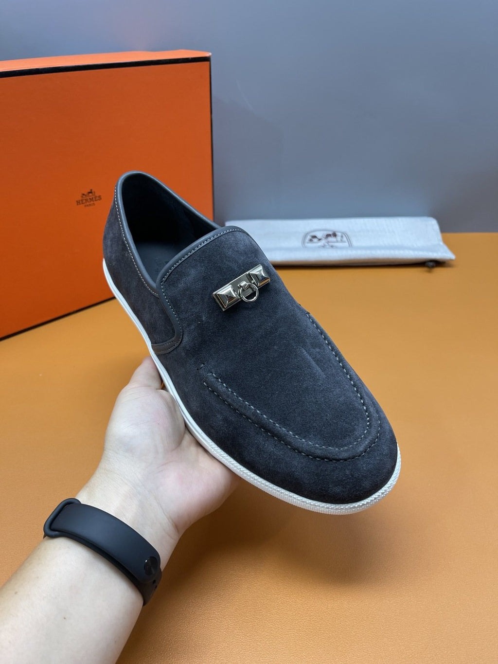 Hermès Mind Men's Buckle-Detail Loafers — model