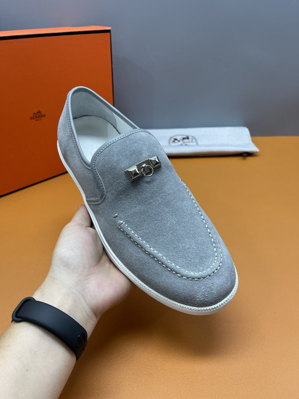 Hermès Mind Men's Buckle-Detail Loafers — model