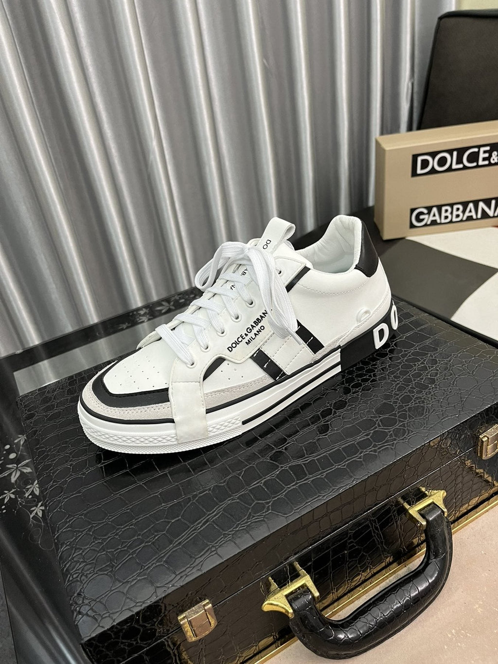 Dolce & Gabbana Contrast-Trim Lace-Up Sneakers — front
